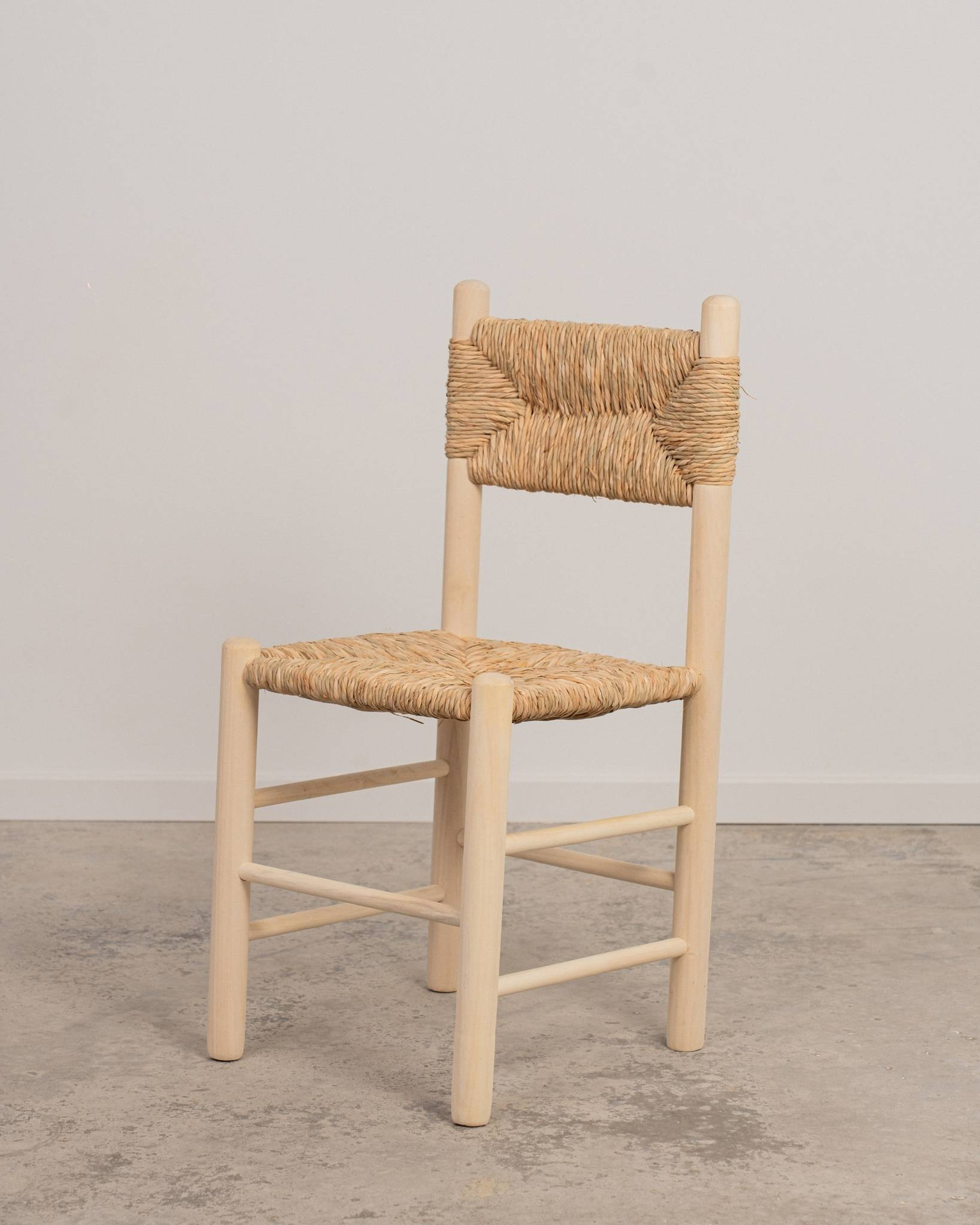 Silla de madera con respaldo de enea Cantalar acabado natural