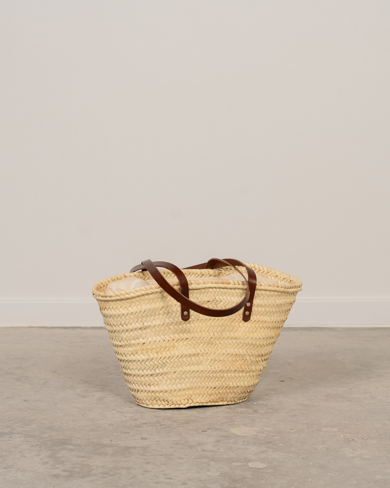 Capazo de palma asas bandolera marrón. Cierre tela en surtido de colores