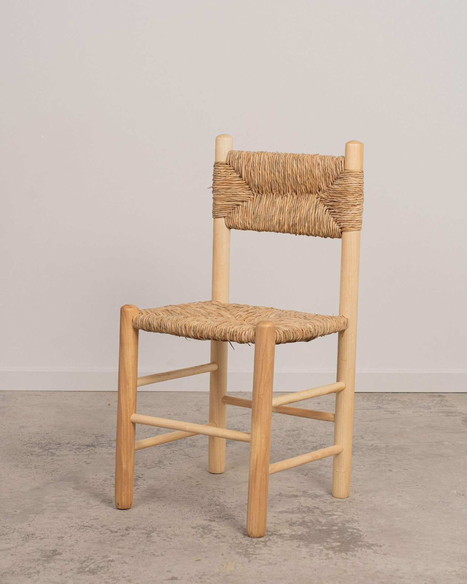 Silla de madera con respaldo de enea Cantalar acabado barniz