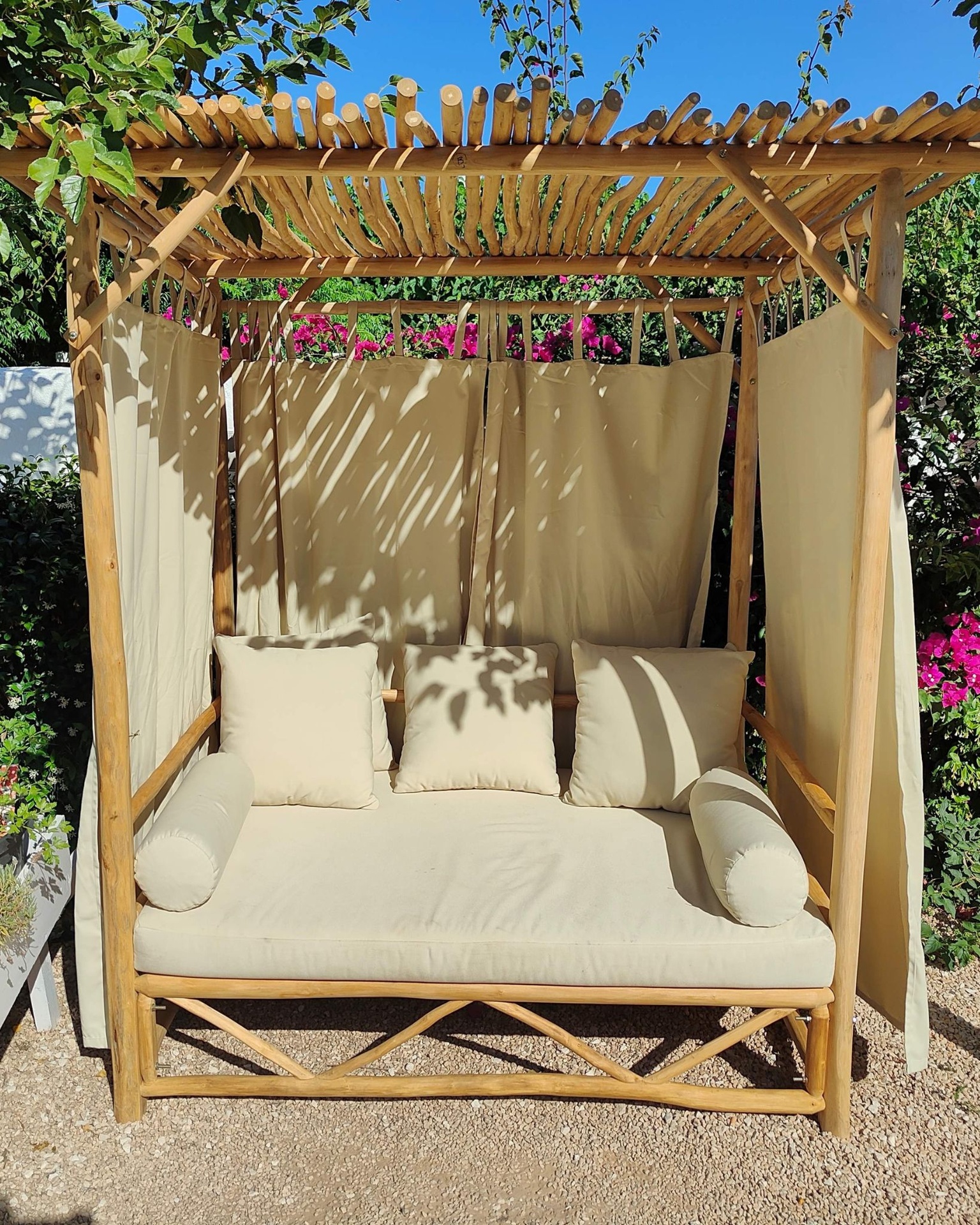 Cama Balinesa de madera de teca Katur