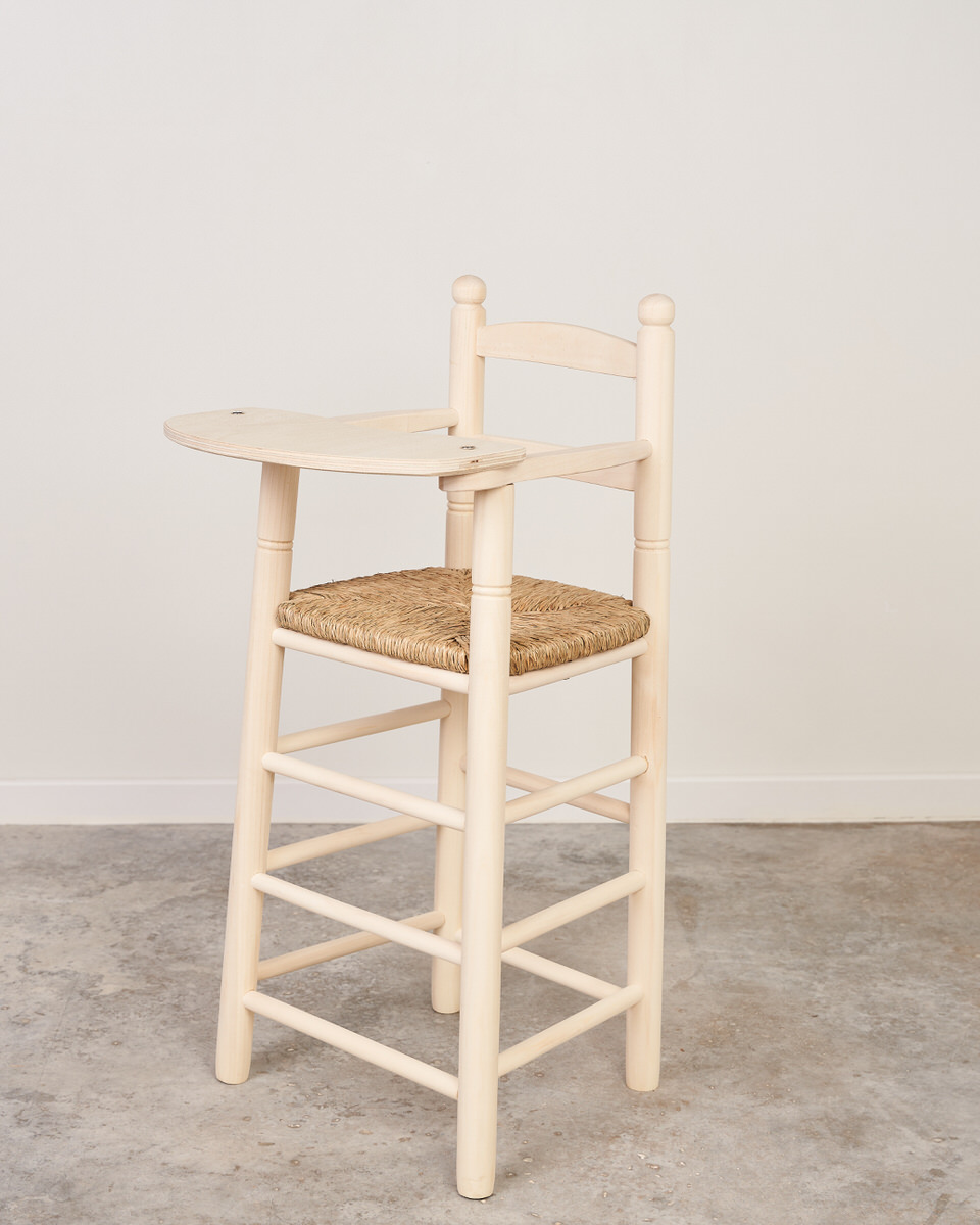 Trona infantil con bandeja de madera y enea acabado natural