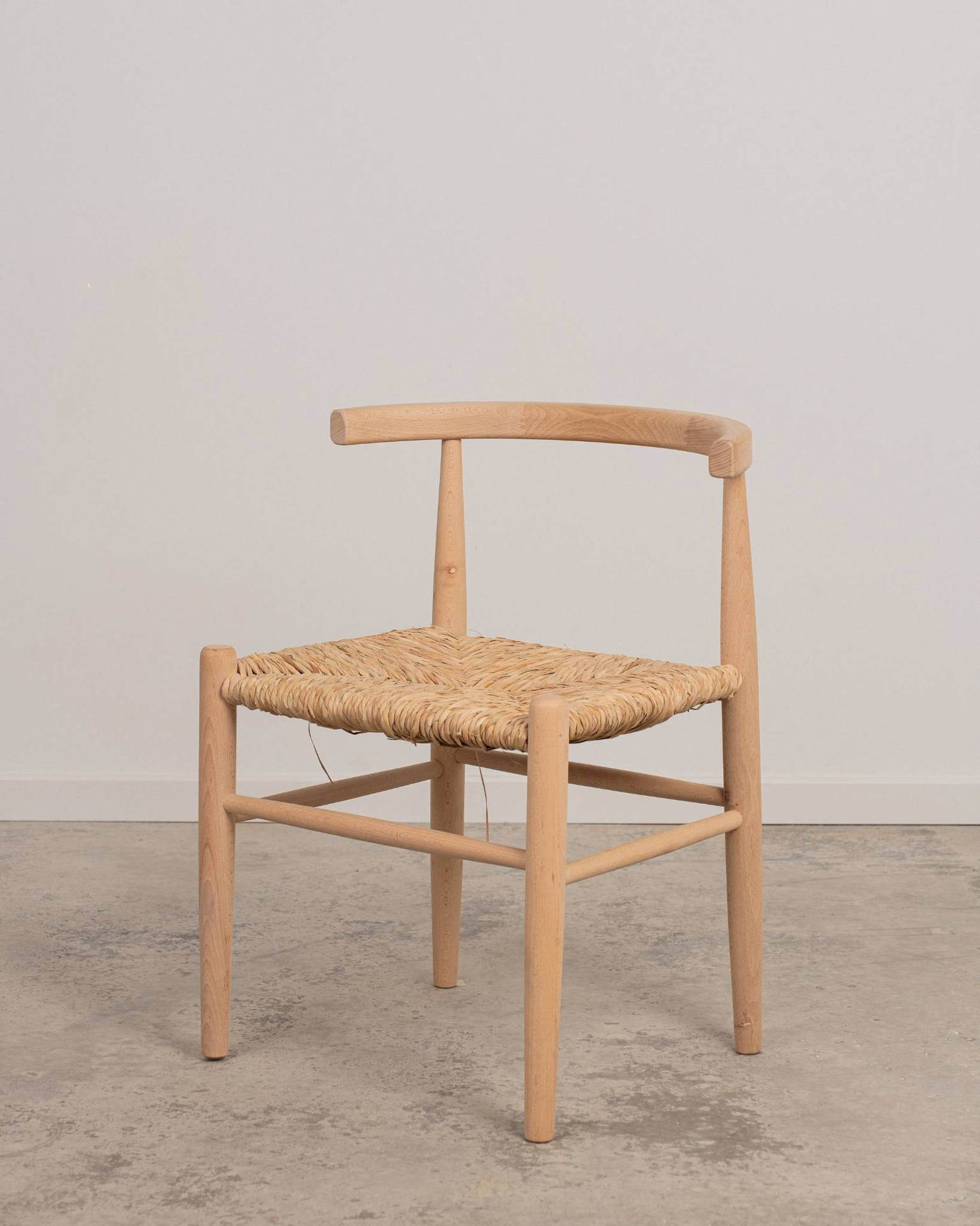 Silla de madera con respaldo curvo acabado natural Magatta
